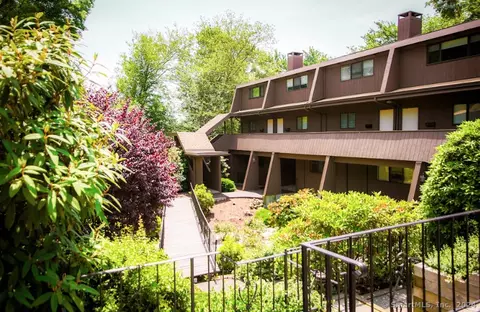 133 Knapps Hwy, Fairfield, CT 06825