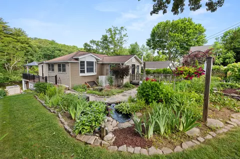 260 Niantic River Rd, Waterford, CT 06385