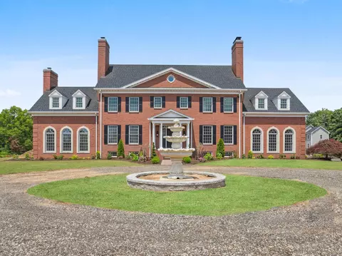 725 Whispering Oaks Ct, Cheshire, CT 06410