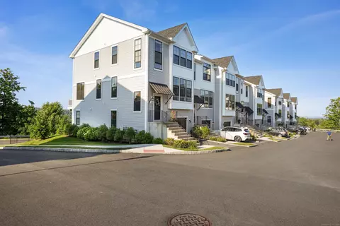 165 Brentwood Cir #165, Danbury, CT 06810