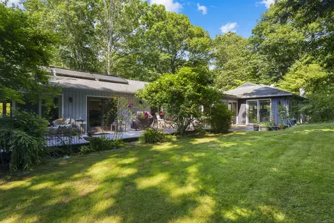 268 Peddlers Rd, Guilford, CT 06437