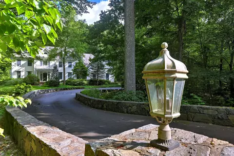 6 Zak Hill Dr, Woodbridge, CT 06525