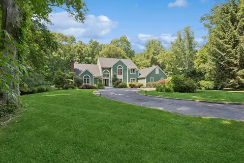60 April Dr, Easton, CT 06612