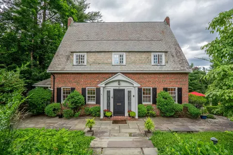 20 W Hill Dr, West Hartford, CT 06119