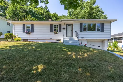 32 Kaynor Dr, Waterbury, CT 06708