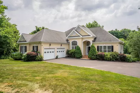 16 Worthington Dr, Bloomfield, CT 06002