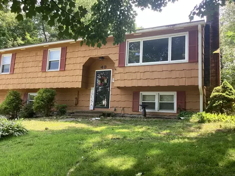 43 Summerwood Dr, Wallingford, CT 06492