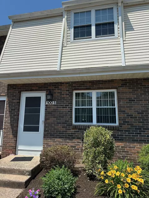 100 Harvest Hl #B, Wallingford, CT 06492