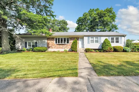16 Homesteader Ln, West Haven, CT 06516