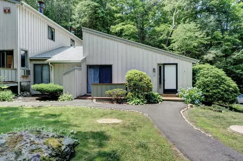 15 Wauwinet Ct #15, Guilford, CT 06437