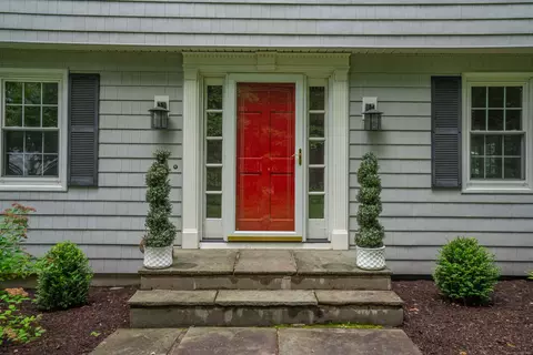 22 Northcliff Dr, West Hartford, CT 06117