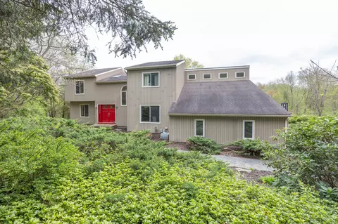 130 Pleasant Dr, Bethany, CT 06524