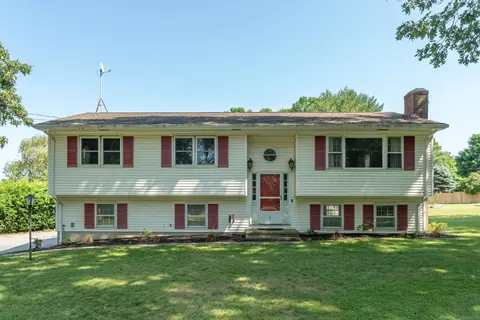 1 Overlook Dr, Waterford, CT 06385