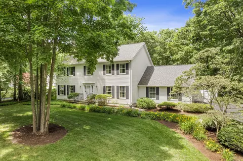7 Mackinnon Pl, East Lyme, CT 06333