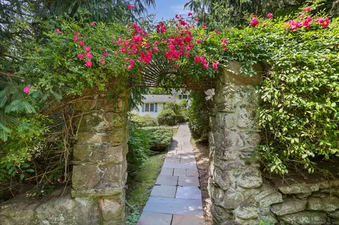 592 Hunting Ridge Rd, Stamford, CT 06903