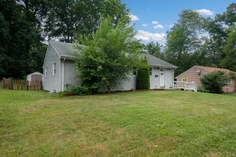 6 Woodside Dr, Bloomfield, CT 06002