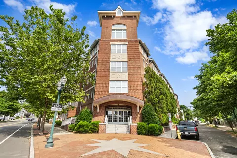 35 W Broad St #225, Stamford, CT 06902