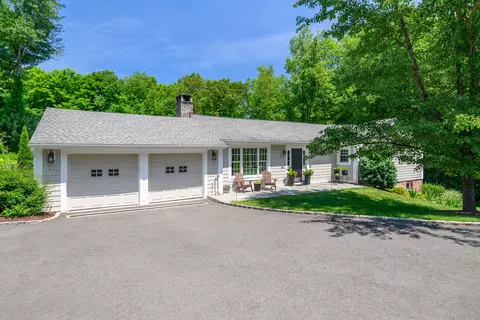 39 Walnut Tree Hill Rd, Newtown, CT 06482