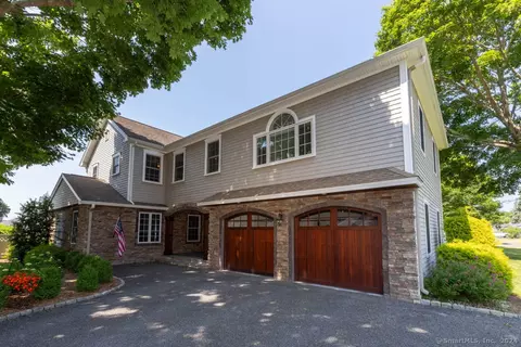 8 Maynard Cir, Old Saybrook, CT 06475