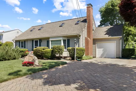12 Mohegan Rd, Groton, CT 06340