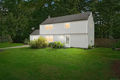 38 Meetinghouse Ln, Ledyard, CT 06339