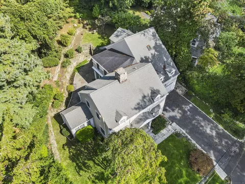 75 Halliwell Dr, Stamford, CT 06902