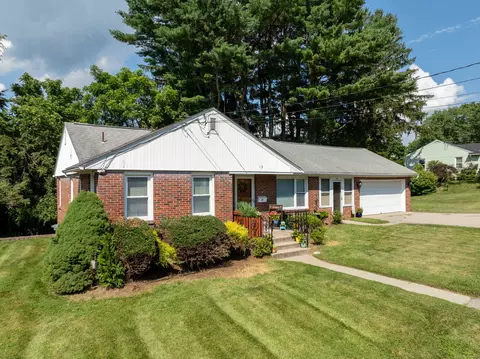 10 Fontaine Ct, Taftville, CT 06380