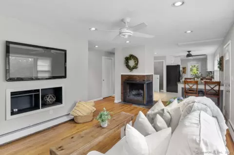 28 Alexander Dr, Cromwell, CT 06416