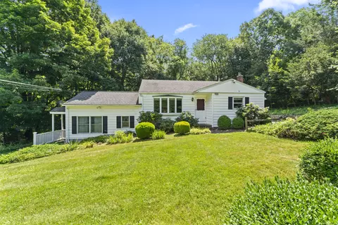 3 Green Knolls Ln, Newtown, CT 06470