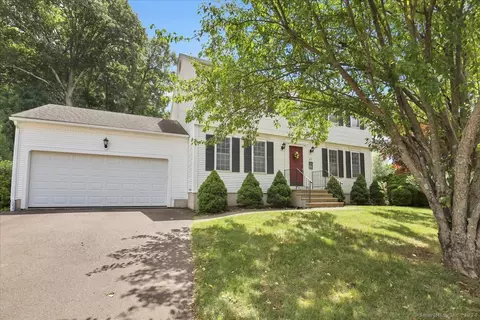 65 Bystrek Dr, Middletown, CT 06457