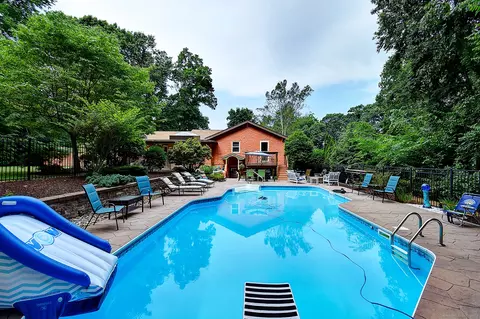 1387 New London Tpke, Glastonbury, CT 06033