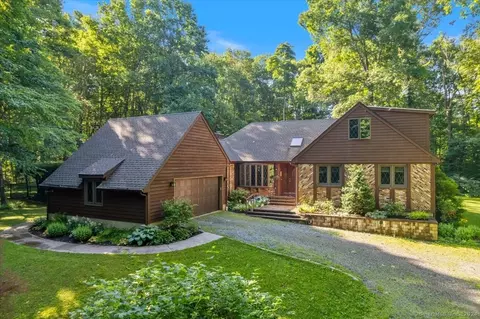 572 New London Tpke, Stonington, CT 06378