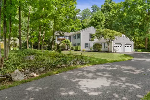 1 Aramon Cir, Brookfield, CT 06804