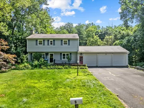 9 Oak Crest Dr, Brookfield, CT 06804