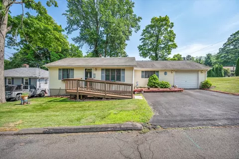 15 Mohican Rd, Middlefield, CT 06455