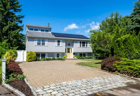 4 Abbotts Ln, Branford, CT 06405