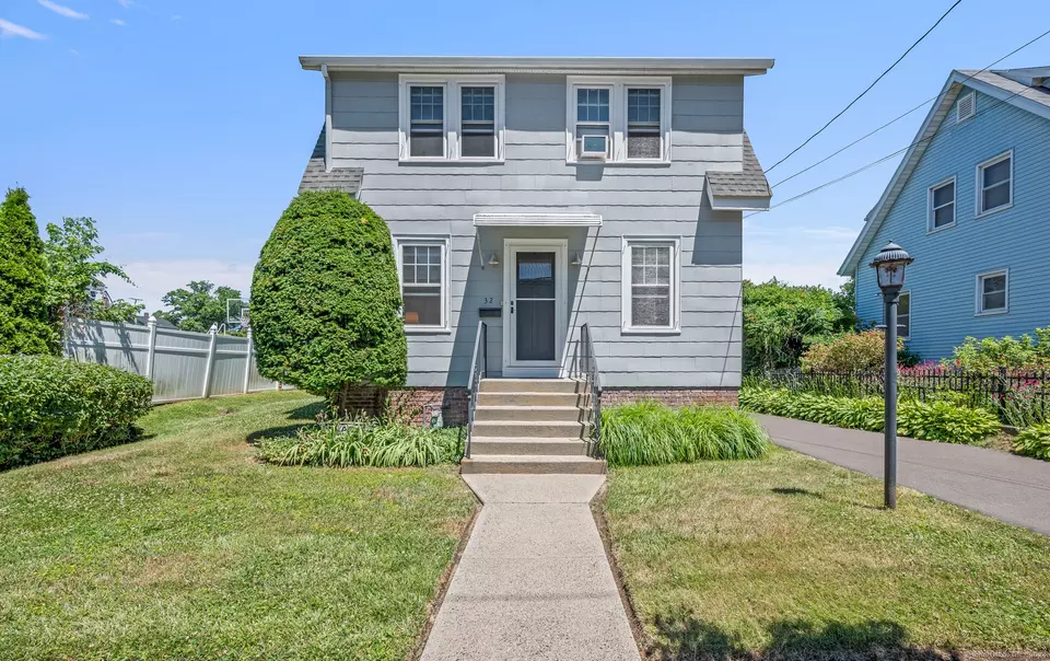 32 Girard Ave, East Haven, CT 06512 32 Photos Movoto