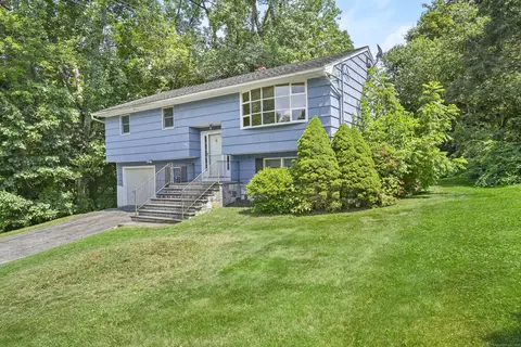 2 Bullet Hill Rd, Danbury, CT 06811