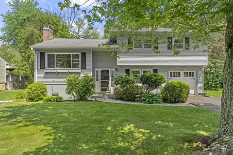 20 Greenbrier Dr, West Hartford, CT 06117