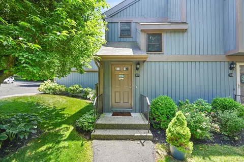 105 Heatherwood Dr #105, Brookfield, CT 06804