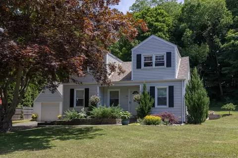17 Walnut St, Essex, CT 06442