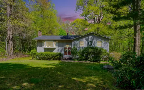 221 Chimney Sweep Hill Rd, Glastonbury, CT 06033