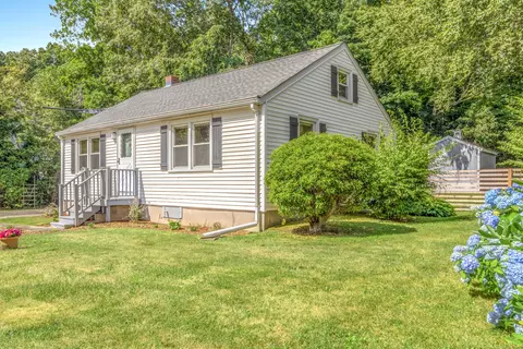 21 Rocky Ledge Dr, Clinton, CT 06413