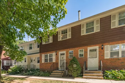 97 E Gate Ln # 97, Hamden, CT 06514