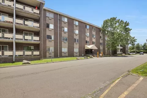 80 Claudia Dr #372, West Haven, CT 06516