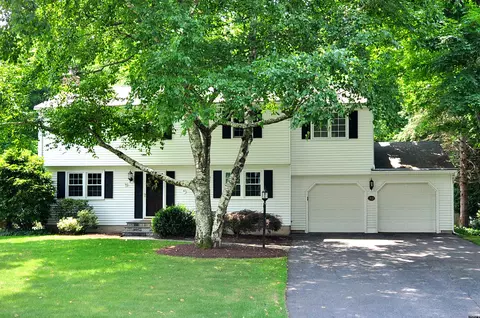 32 Westview Ter, Unionville, CT 06085