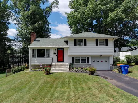 11 Pilgrim Ln, Wallingford, CT 06492