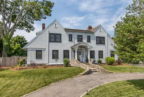 75 Sea Beach Dr, Stamford, CT 06902