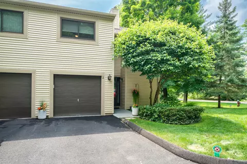 2 Woodbury Ln #2, West Hartford, CT 06117