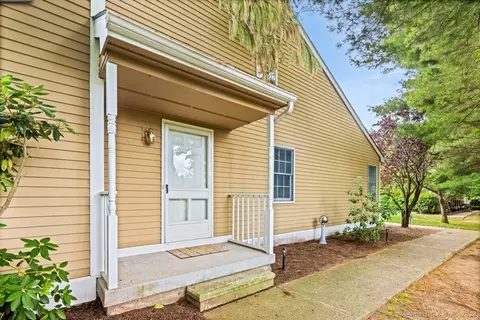 697 S End Rd #5, Plantsville, CT 06479